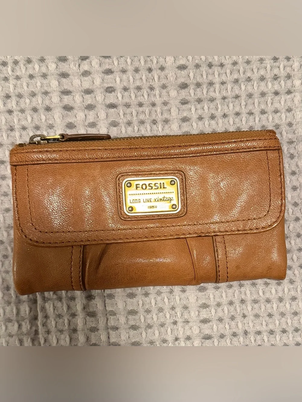Vintage Fossil Wallet… Neutral Tan color!! Full size, great storage!